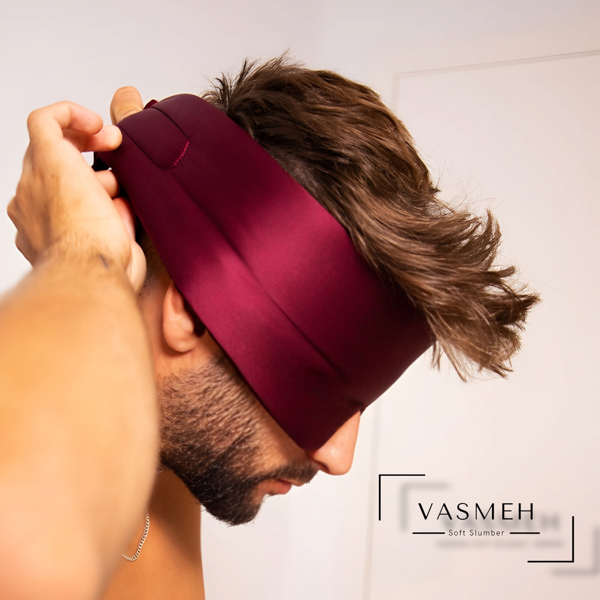 ماسک خواب ابریشمی مردانه زرشکی برای جلوگیری از نور در هنگام استراحت